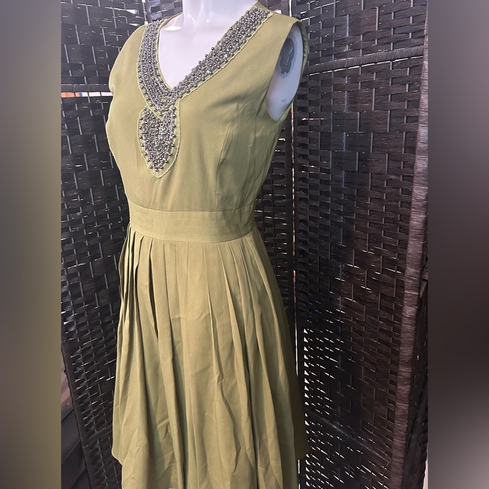 Badgley Mischka green/olive sleeveless fit and flair with embellished v-neck s6 - Picture 4 of 13